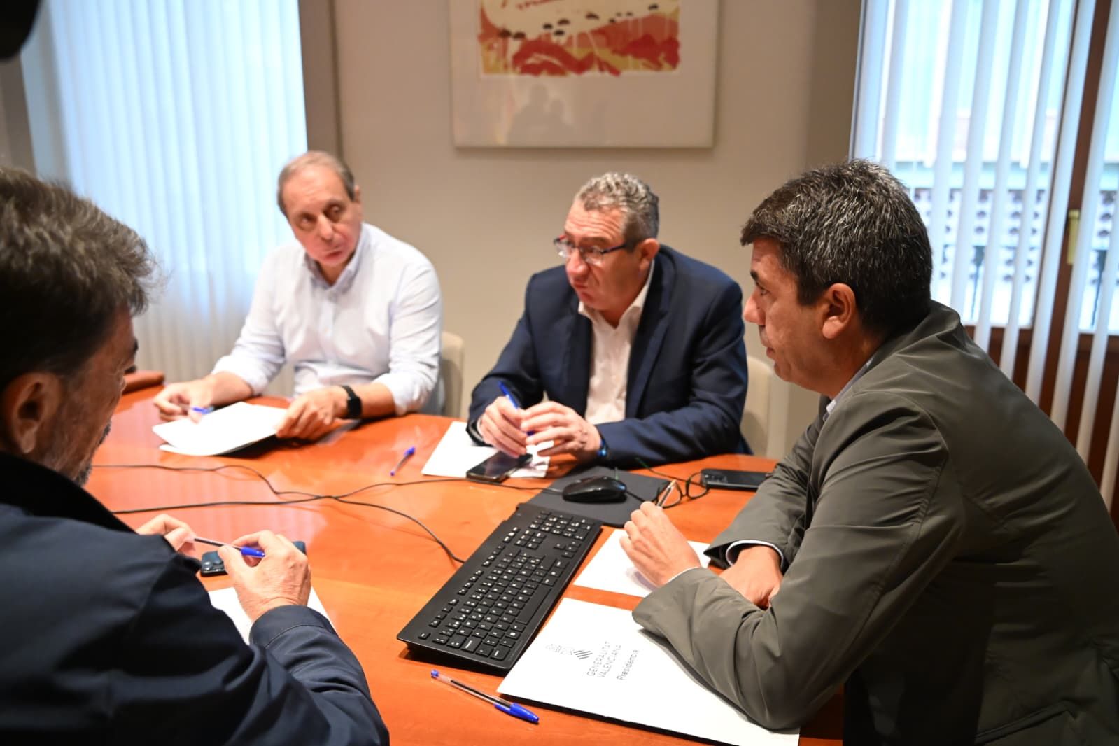 Carlos Mazón sigue desde Alicante la alerta roja por lluvias