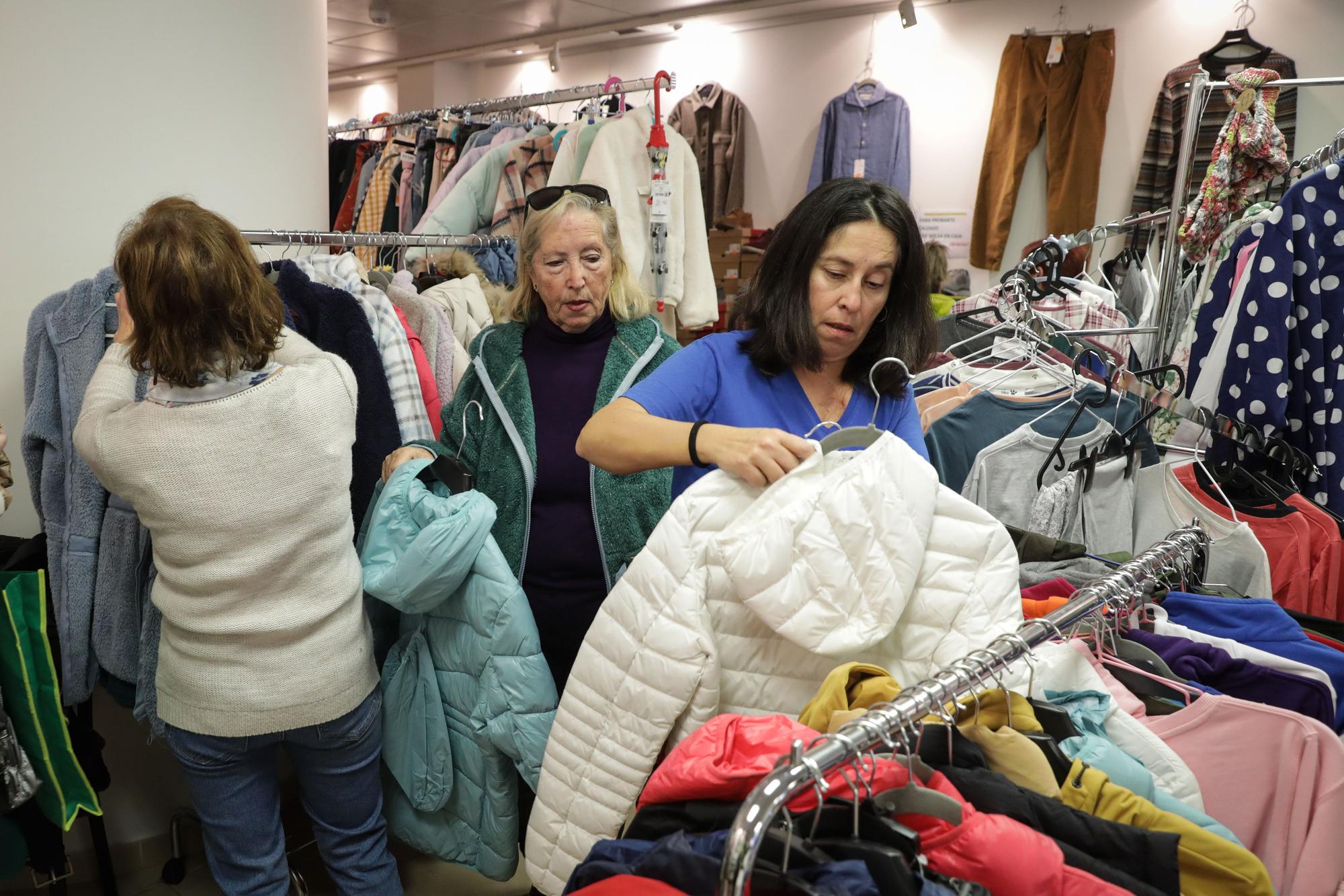 En imágenes: El Mercadillo navideño a favor de la asociación ELA Principado empieza con largas colas