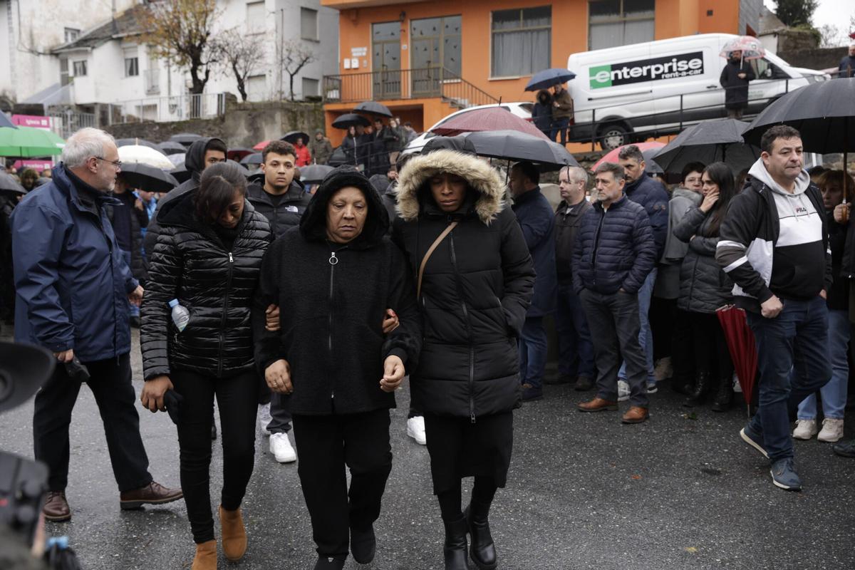 EN IMÁGENES: Villablino arropa a la familia del minero Anilson Soares ...