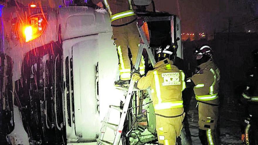 La nieve deja conductores atrapados y camiones parados