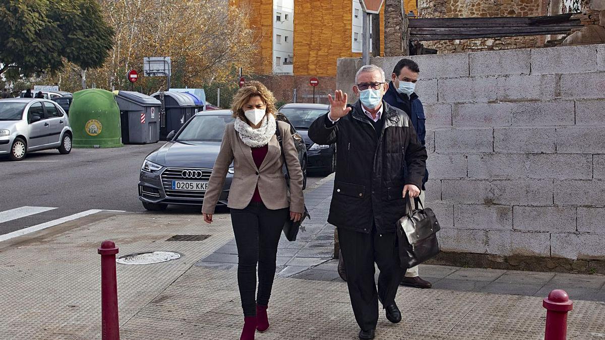 Raquel Sancho, a su llegada a los juzgados de Alzira, junto a su abogado, ayer. | PERALES IBORRA