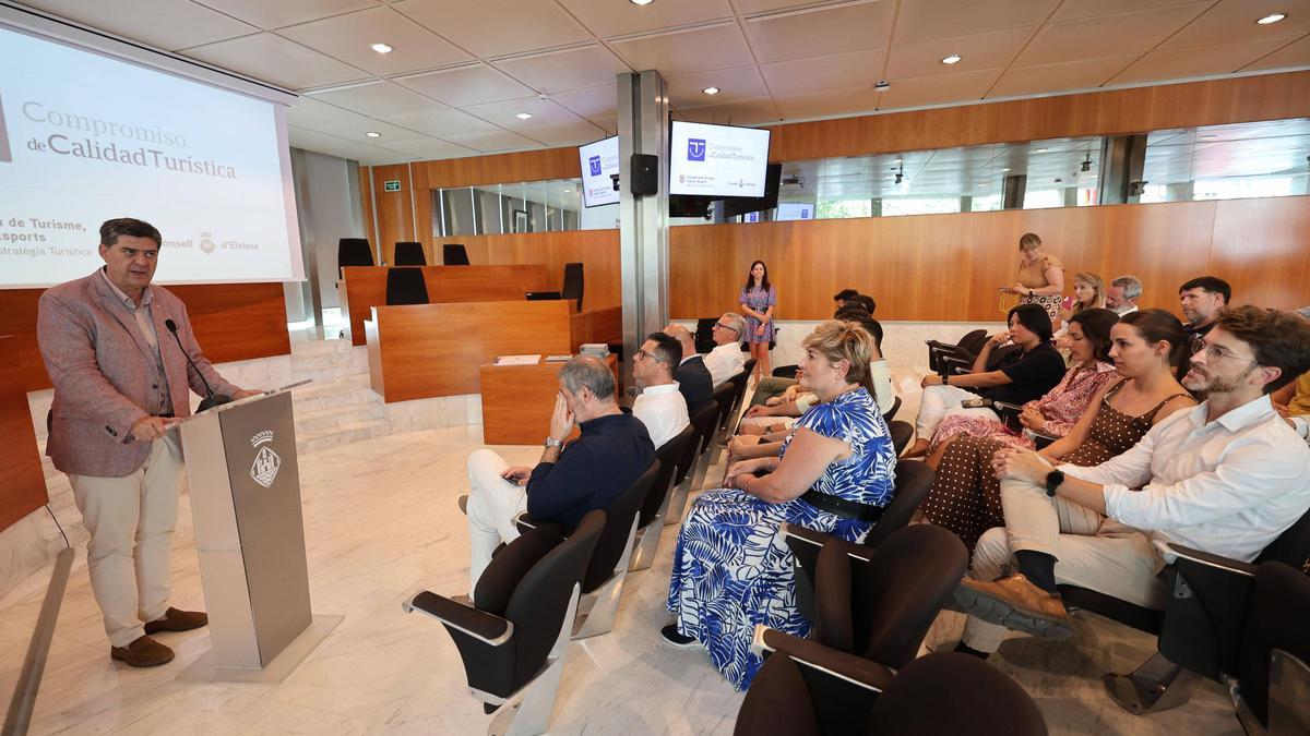 Imagen de los representantes de las entidades reconocidas con el sello de calidad turística.