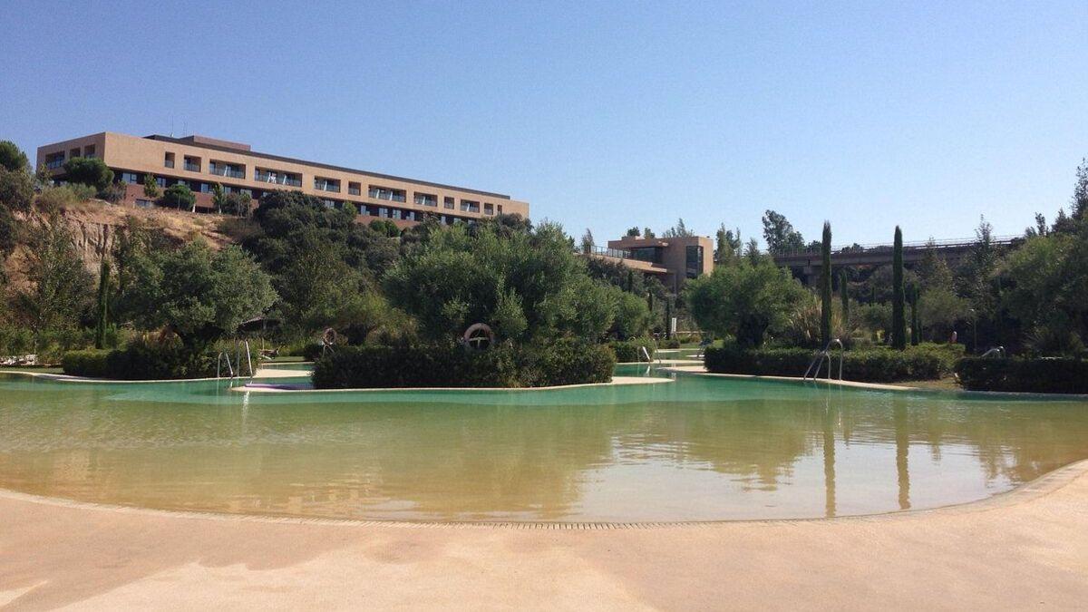 Vista del hotel del complejo Marina Isla de Vadecañas desde la zona de las piscinas.