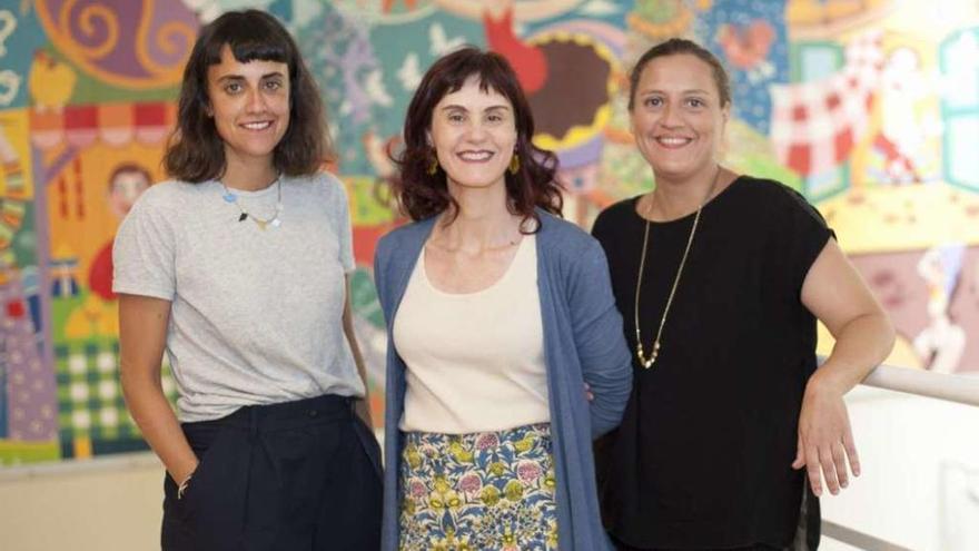 Las investigadoras Paula Alonso, Laura Oso y Montserrat Golías en la facultad de Sociología.