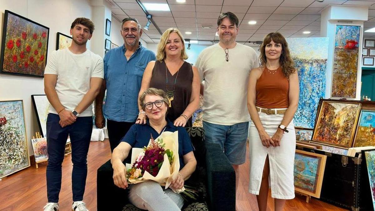La artista, sentada, junto a los concejales Álex Malagón, Guillermo Sendra, la alcaldesa Ana Sala, Marco Bittner y Mariola Mulet