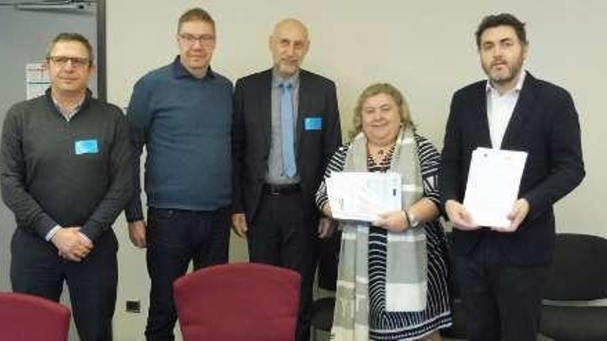 Rebustiello, Smeslund y Soster, representantes del Parlamento Rural de Candás, con Aguilera y Jonás Fernández tras entregar el manifiesto.