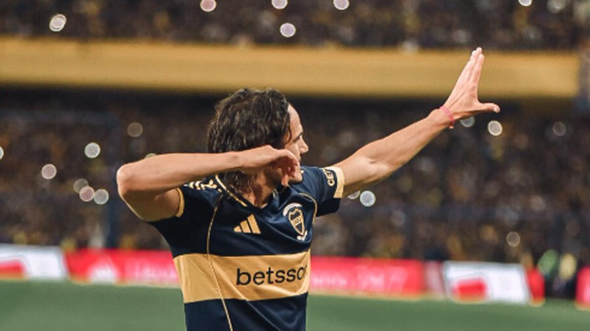 Edinson Cavani, celebrando un gol con Boca