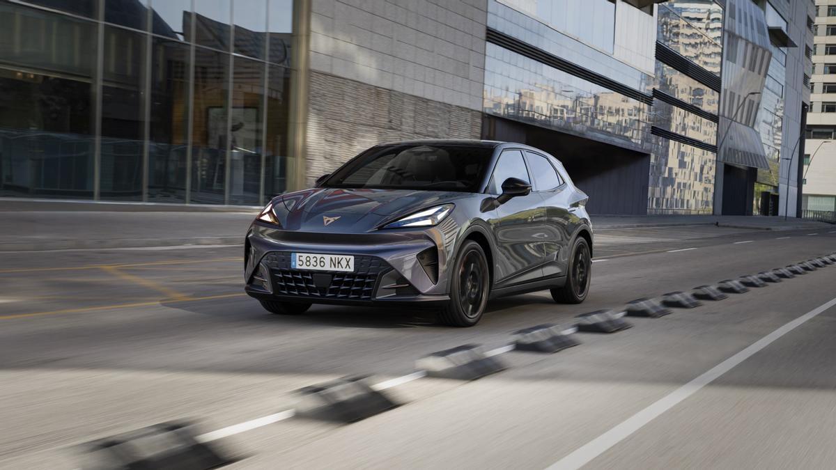 Cupra Raval gris en circulación por una avenida de Barcelona