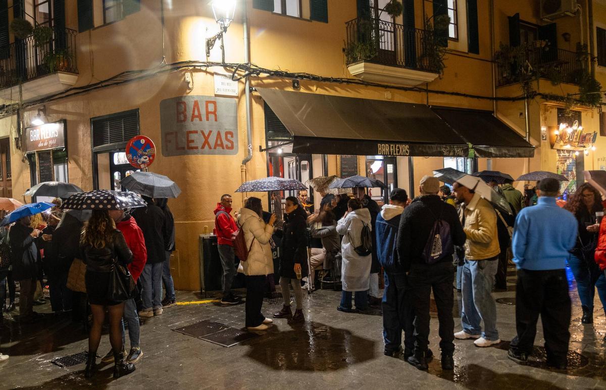 La suspensión de las fiestas de Sant Sebastià, sumada al viendo y la lluvia de las ultimas semanas, ha pasado factura a la restauración.