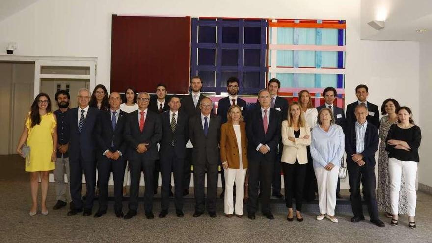 Representantes de la Fundación Barrié y los alumnos becados, ayer, en A Coruña.