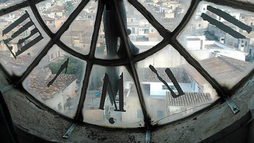 El reloj municipal situado en la fachada de la iglesia.