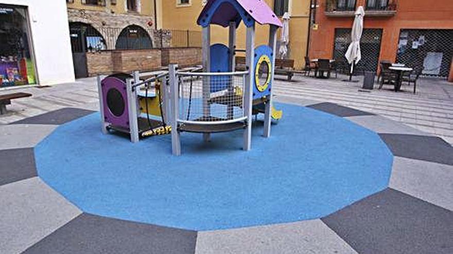 Parc infantil situat al mig de la plaça del Pou Rodó de Girona.