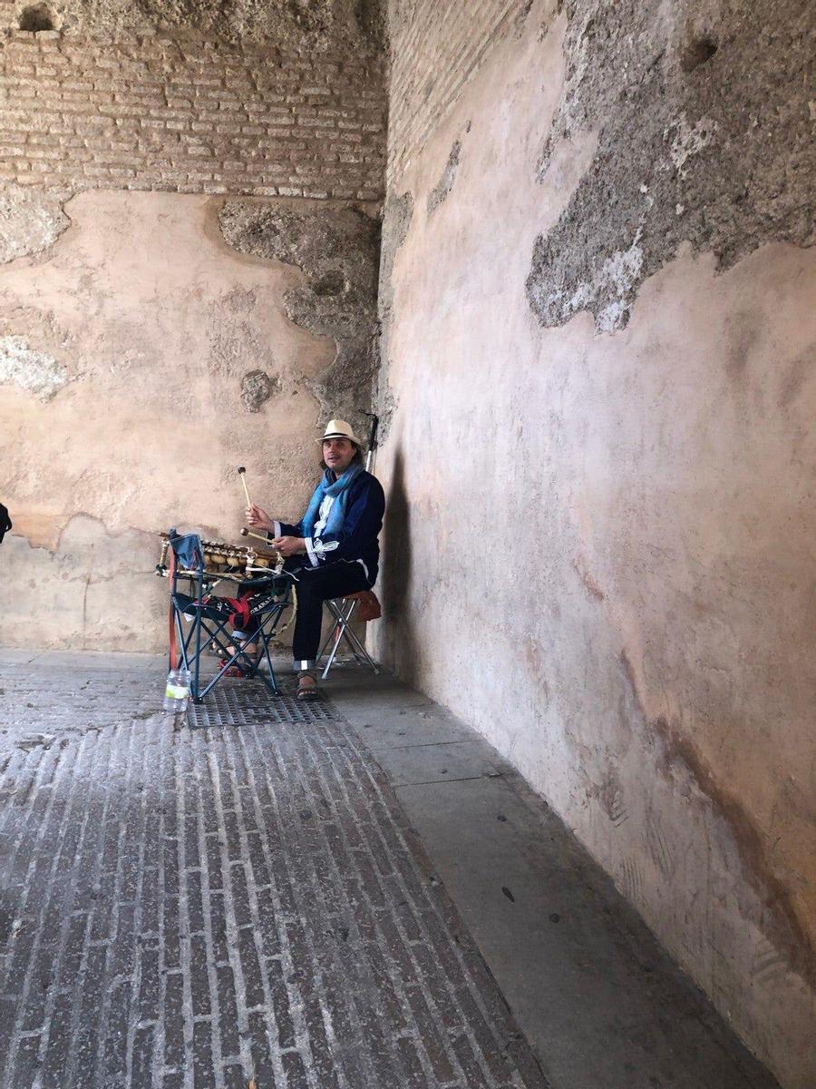 Musicos tocando el xilçofono en Albaicin, Granada