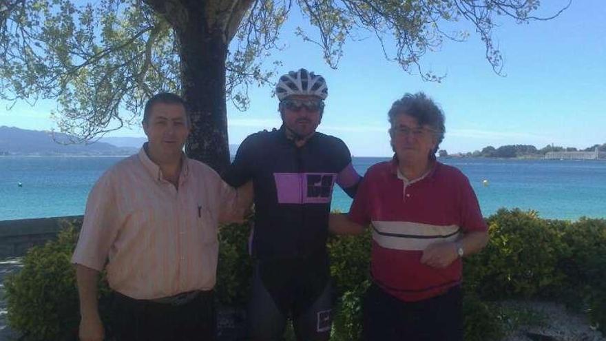 Luis Enrique, en el centro, ayer en el paseo de Rodeira, con dos aficionados al fútbol.