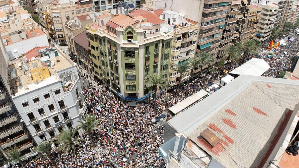 Barcala, cada vez más solo en su negativa a abrirse a la tasa turística