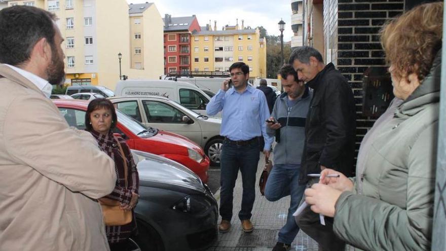 Responsables de Vipasa y del gobierno de Navia, ayer, con los afectados.