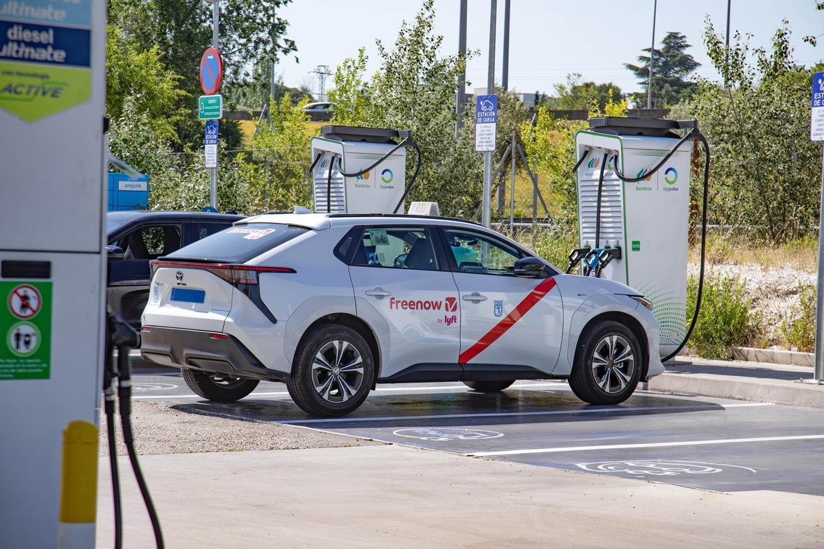 Freenow y BP se unen para abaratar la factura de carburante y carga eléctrica de los taxistas