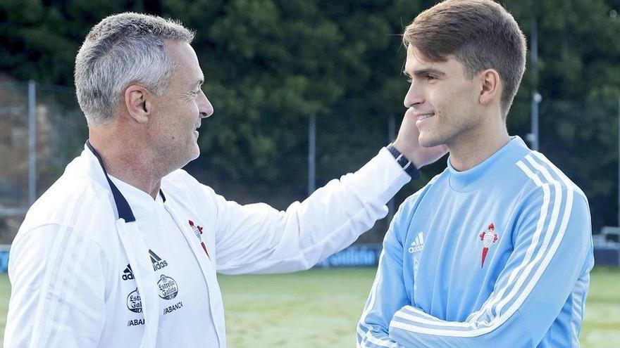 Denis Suárez, ayer en A Madroa, saluda a Fran Escribá. // R.C. Celta