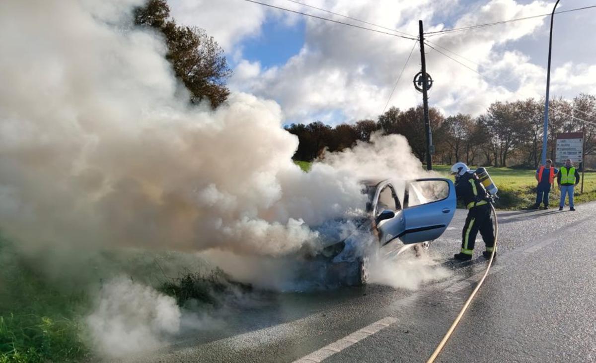 Vuelca un remolque en Silleda y arde un turismo en Lalín | EMERXENCIAS LALÍN