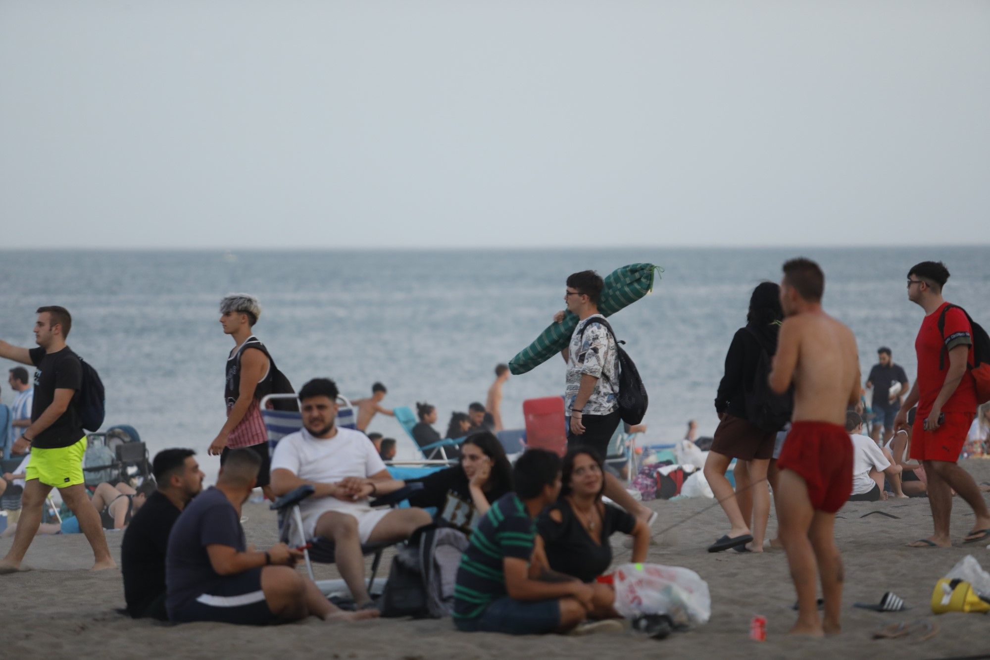 Málaga recupera la magia de los dos últimos años en las playas por San Juan