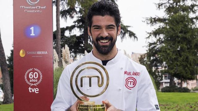 Miguel Ángel Muñoz, con el trofeo de 'Masterchef Celebrity'