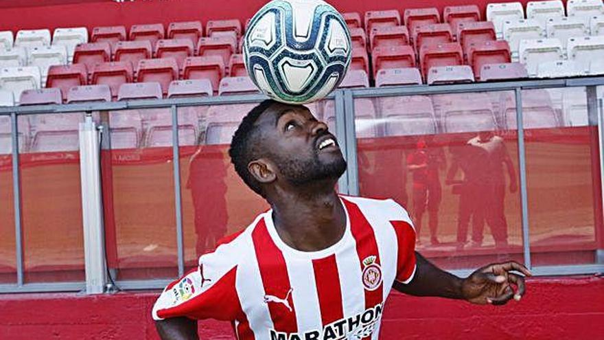 Pape Diamanka fent malabarismes amb la pilota ahir a Montilivi un cop finalitzada la seva presentació com a futbolista del Girona.