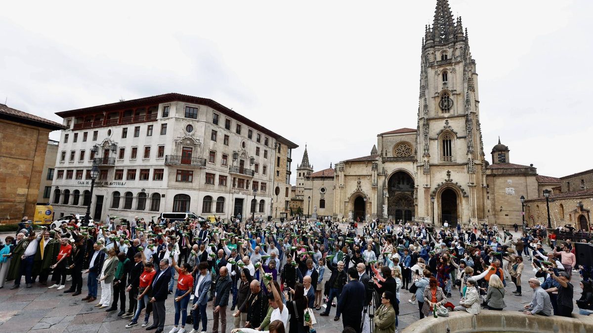 El escanciado simultáneo del año pasado en la Plaza de la Catedral.