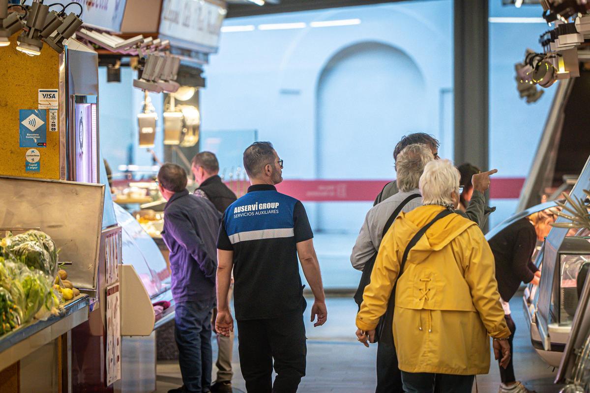 Los paradistas del mercado de Santa Caterina, al límite por un servicio de vigilancia deficiente