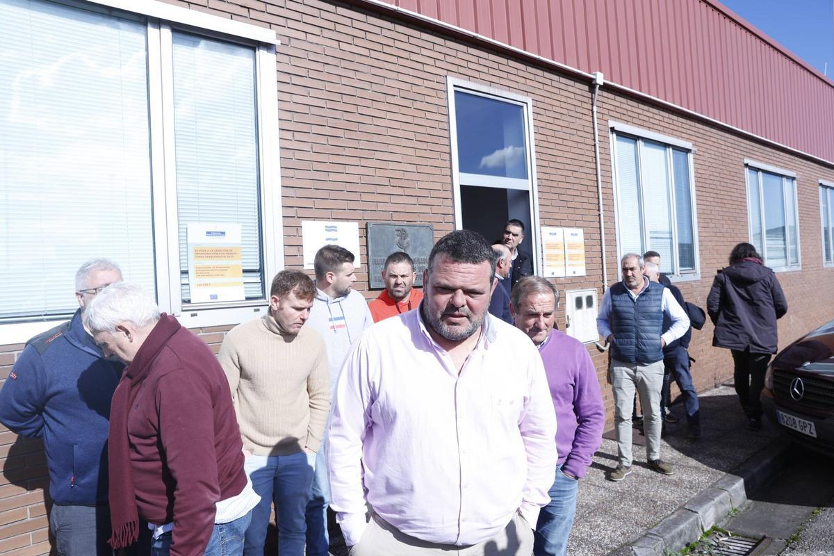 Adolfo García Méndez, en primer término, rodeado por otros patrones mayores asturianos.