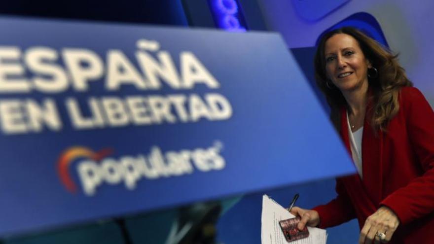 Marta González, tras el nuevo logo del PP.