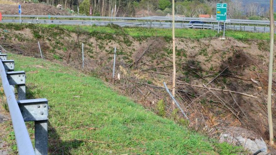 La valla de la autovía tiene tramos rotos y los conductores alertan del riesgo de acceso de animales