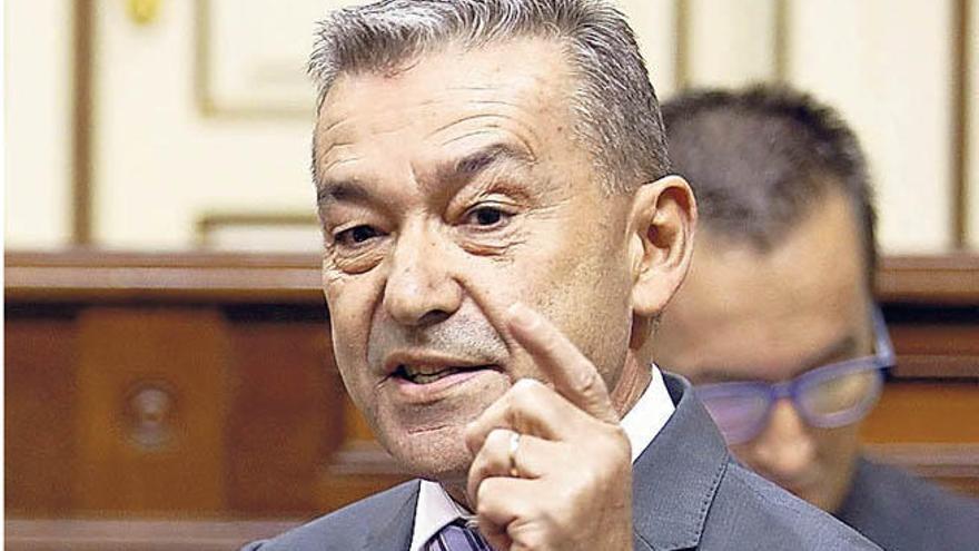 El presidente canario, Paulino Rivero, ayer en el pleno del Parlamento.