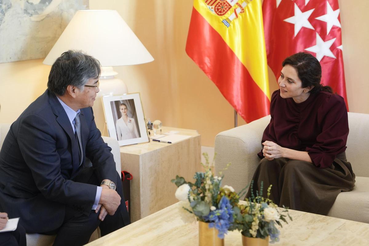Ayuso, con el presidente mundial de Fujitsu, Takahito Tokita.