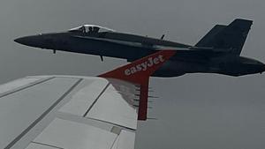 El avión de combate F-18 español, visto a través de la ventana del avión, escolta un vuelo de Easyjet que se dirige desde Londres a la isla de Menorca, después de una falsa amenaza de bomba por parte de un pasajero británico de 18 años, 3 de julio de 2022