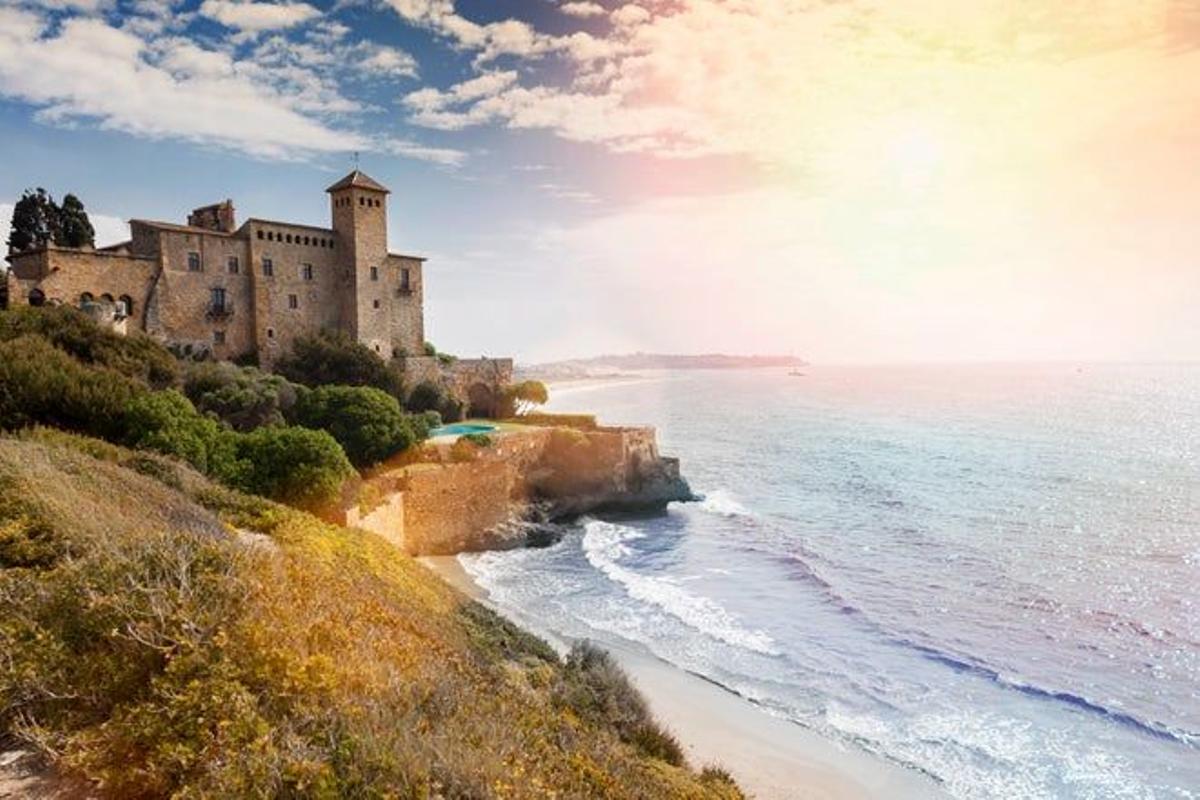 Altafulla, con la soberbia presencia del castillo de Tamarit.