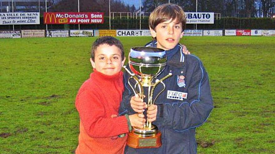 Luca y Marco Sangalli sostienen un trofeo tras un campeonato ganado por el oviedista.