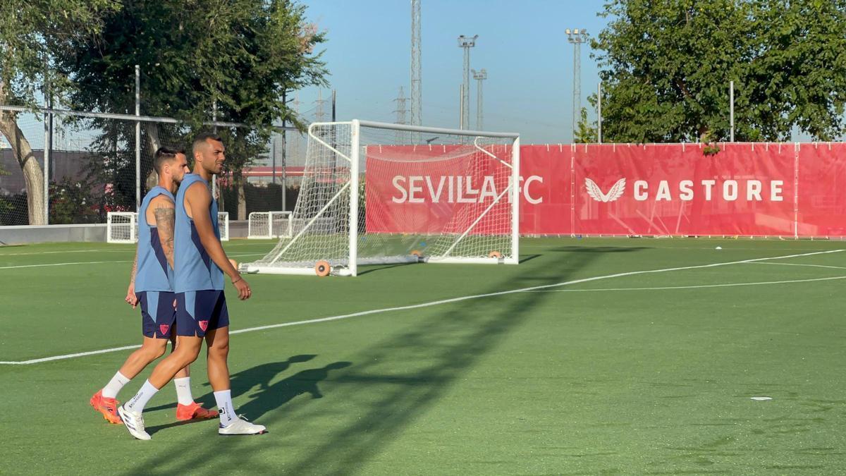 Suso y Joan Jordán en el entrenamiento del Sevilla FC en la CD José Ramón Cisneros Palacios