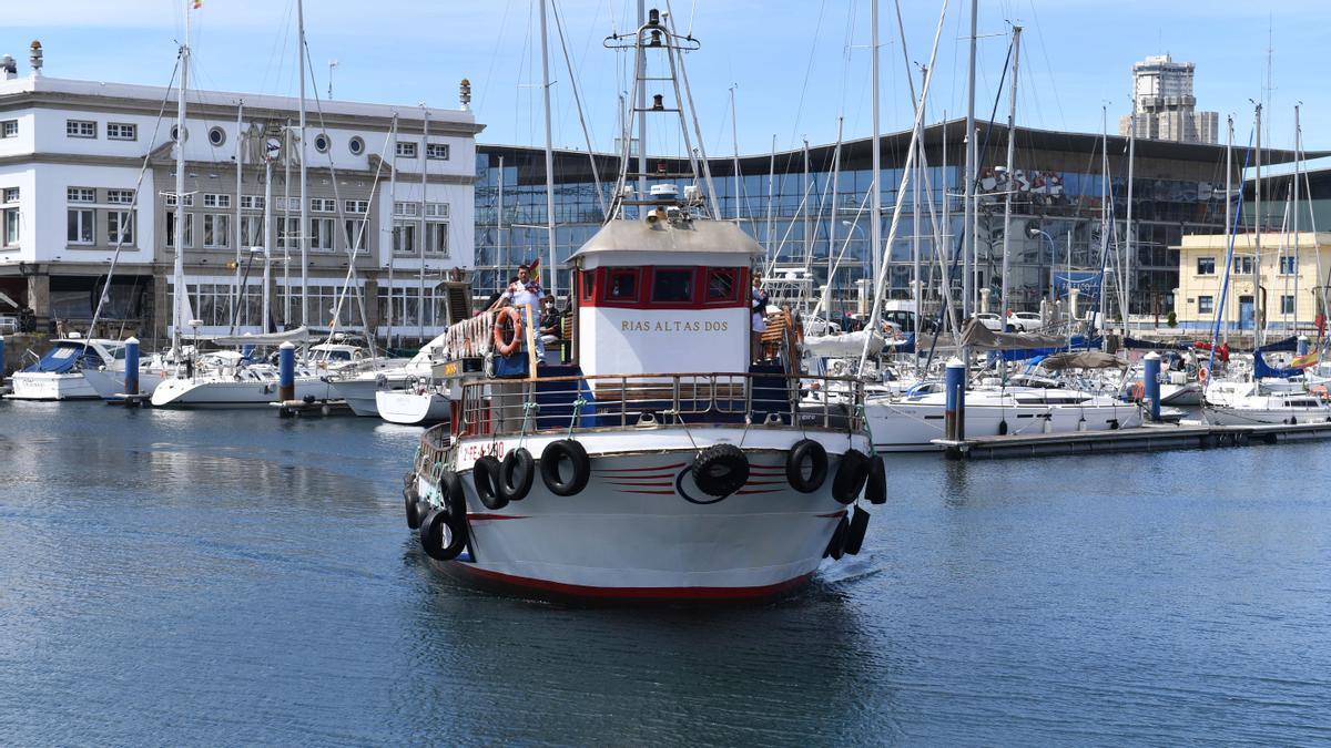 Barco turístico Rías Altas 2, que recorre la ría.