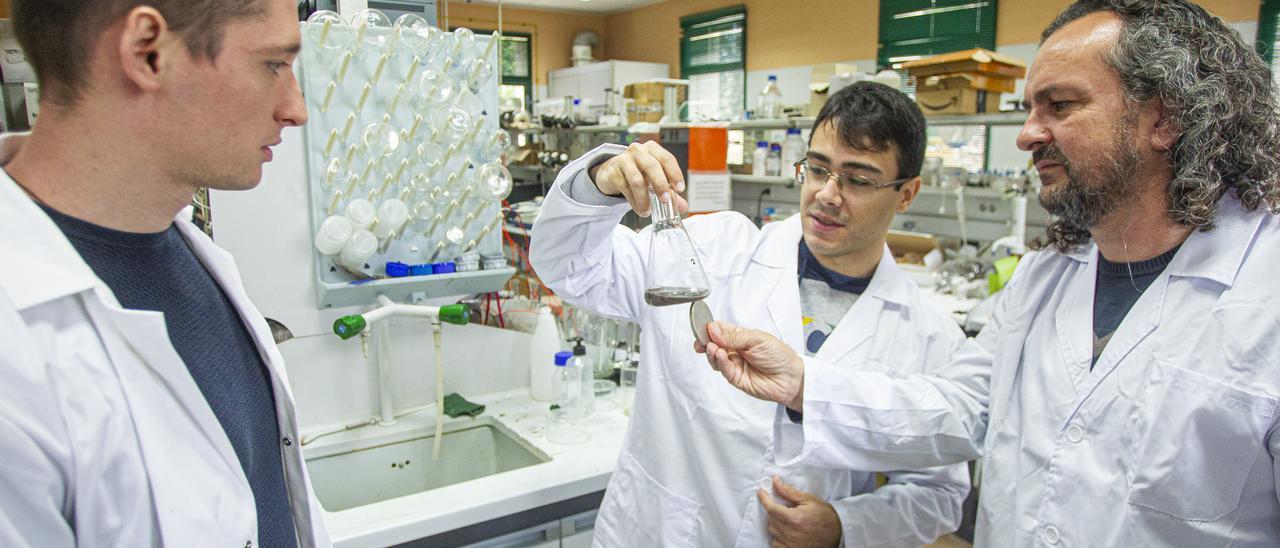 Fullana con su grupo investigador en el laboratorio de Ingeniería Química