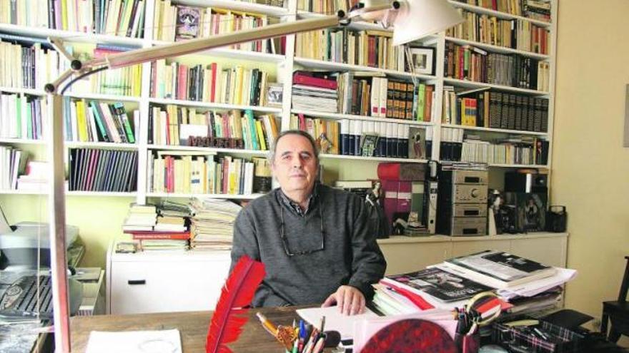 Pepe Avello, en su domicilio de Madrid, durante la conversación con LA NUEVA ESPAÑA. / módem press