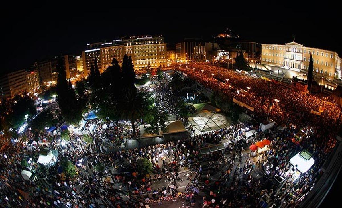 Una multitud de milers de persones s’han concentrat aquest diumenge davant el Parlament grec a Atenes com a protesta contra la corrupció i les mesures d’austeritat aprovades a la Cambra.