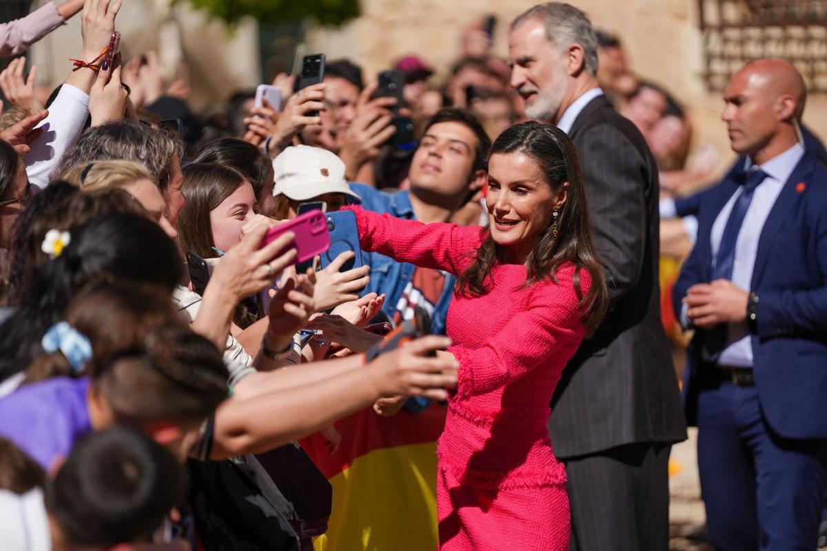 Miles de personas reciben a los Reyes en Jaén para celebrar los 1.200 años de capitalidad Miles de personas reciben a los Reyes en Jaén para celebrar los 1.200 años de capitalidad