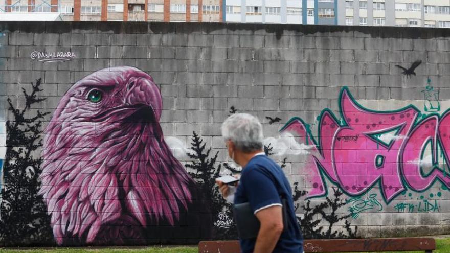 Tres de los murales realizados en el marco del Festival de Cultura Urbana: Daniel Fernández, en el centro sociocultural de Los Canapés; Adrián Martínez, en La Carriona; y Raúl Gil Díaz (Niño), Alberto García Iglesias (Igle) y José Vega Martínez (DasK) en la avenida La Constitución. | Mara Villamuza