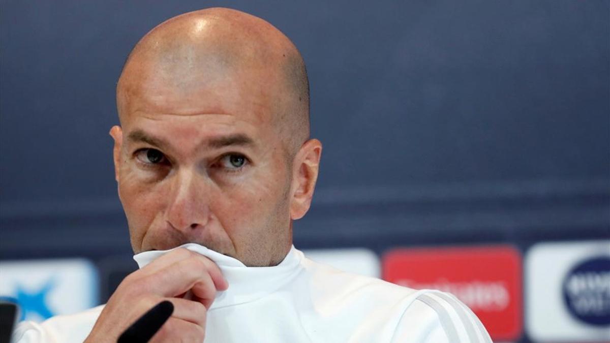 Zinedine Zidane duarnte una rueda de prensa