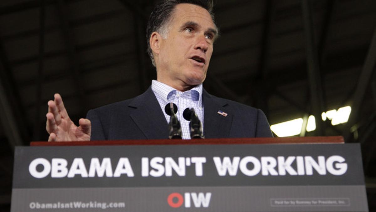 Romney, durante un acto electoral en Ohio, el 19 de abril, junto a un cartel que reza 'Obama isn't working' (Obama no funciona).