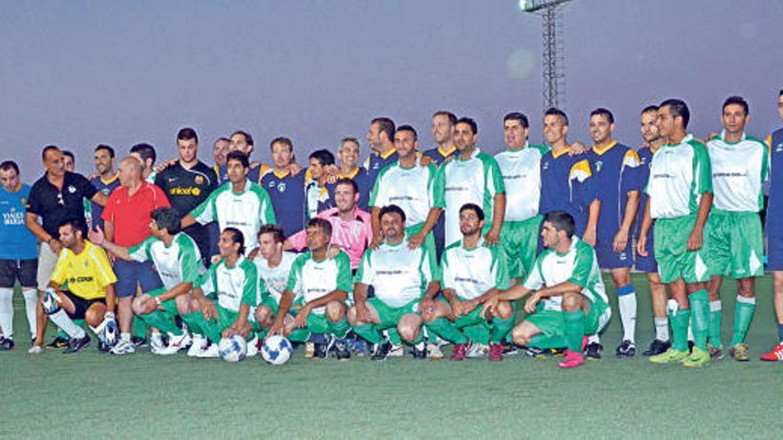 De azul, los policías, y de verde, los jugadores de etnia gitana, ayer en el campo de La Victoria.