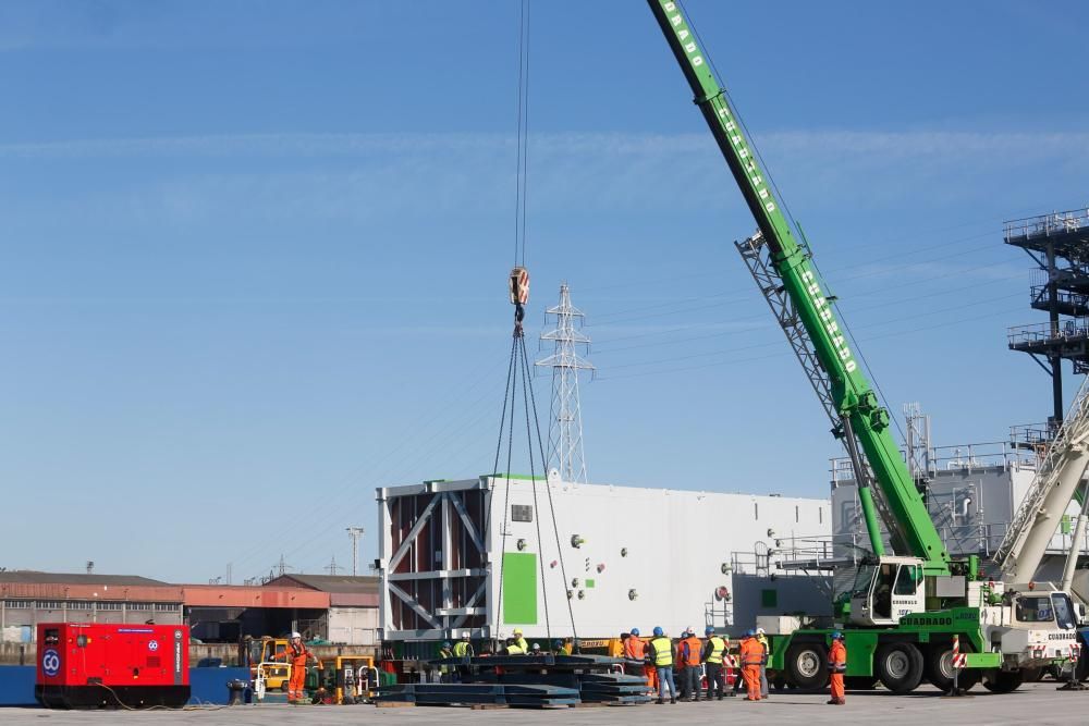 El operativo de carga de la pieza en el muelle de Valliniello.