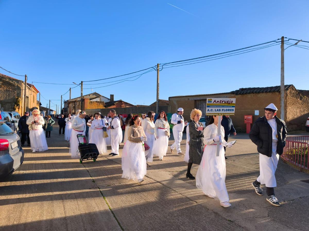 El Antruejo de Espigas recorre las calles de Villalube