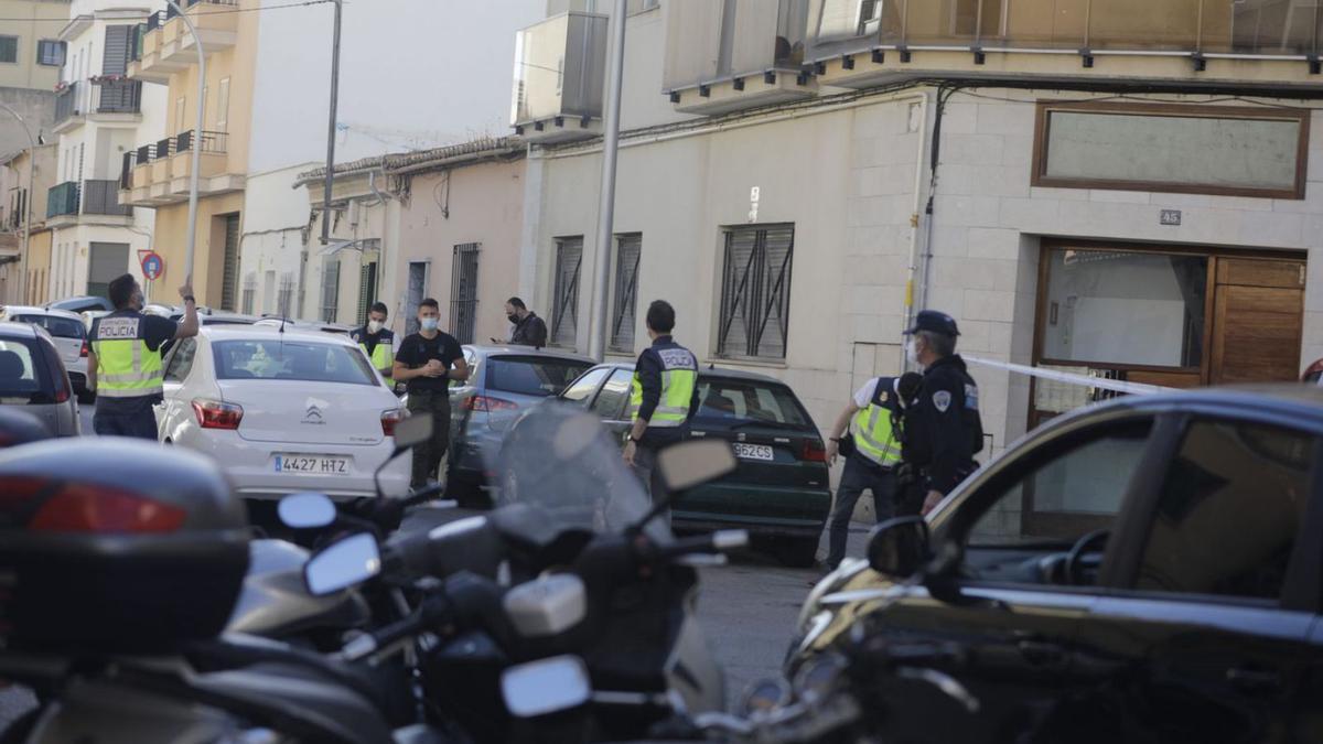 Agentes de Policía, en el lugar del tiroteo de la calle Sant Fulgenci, en mayo de 2021.