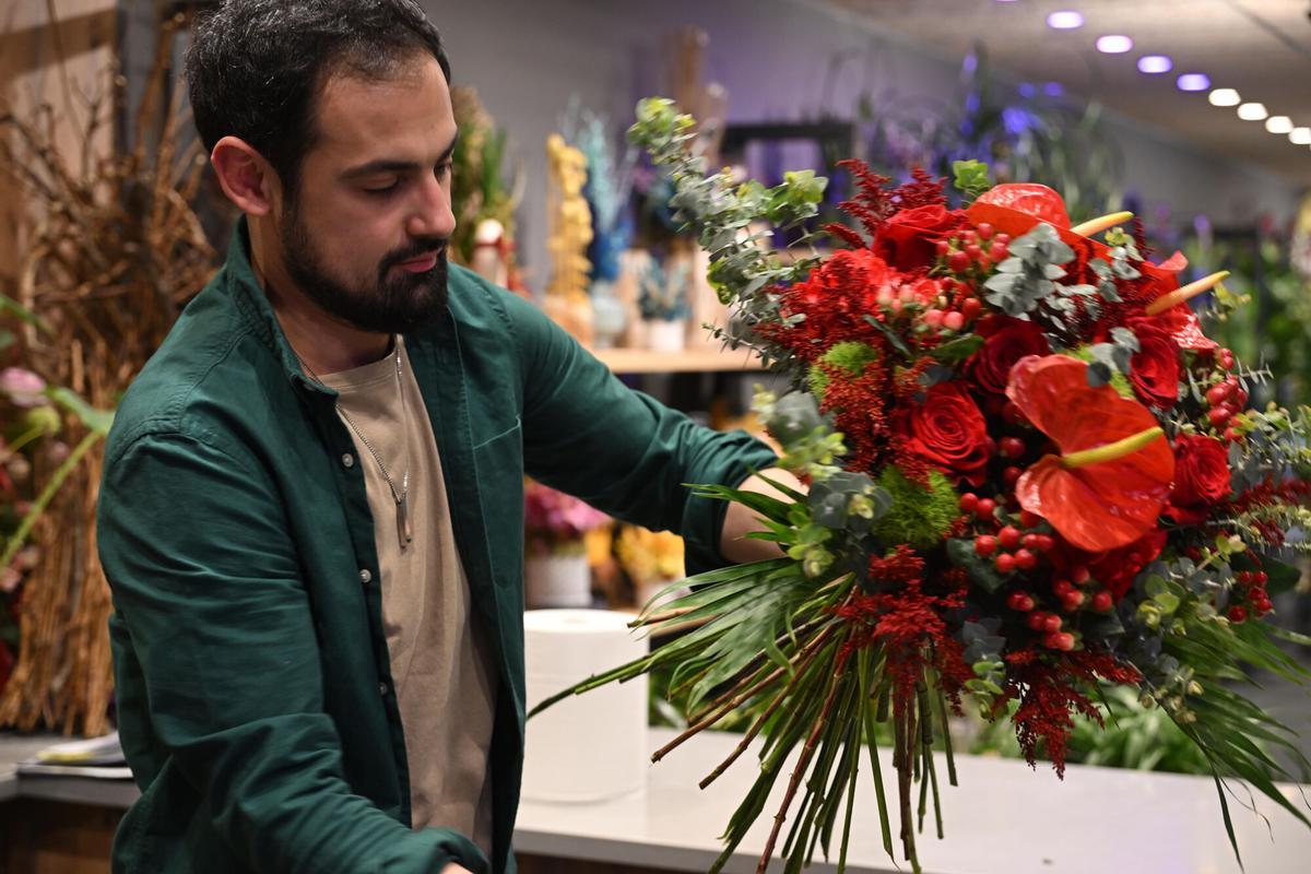 Barcelona. 15.04.2024. On Barcelona Musho prepara una de sus creaciones con flores mientras se graba en el interior de su floristería. Fotografía de Jordi Cotrina. By Musho es un floristería viral. Del artista floral de Armenia Mushegh Poghosyan